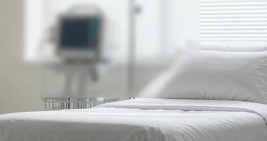无感监测医疗床垫铺于病床上的实拍